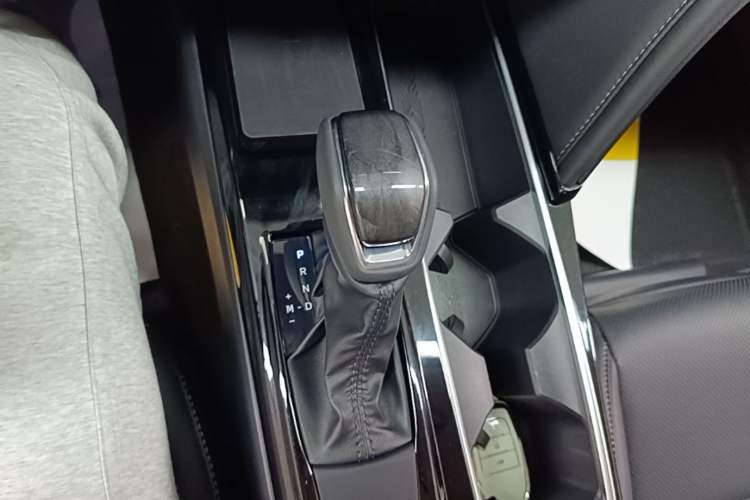 Used Toyota Camry 2026 Model 2.0GVP Luxury Edition Gear Lever