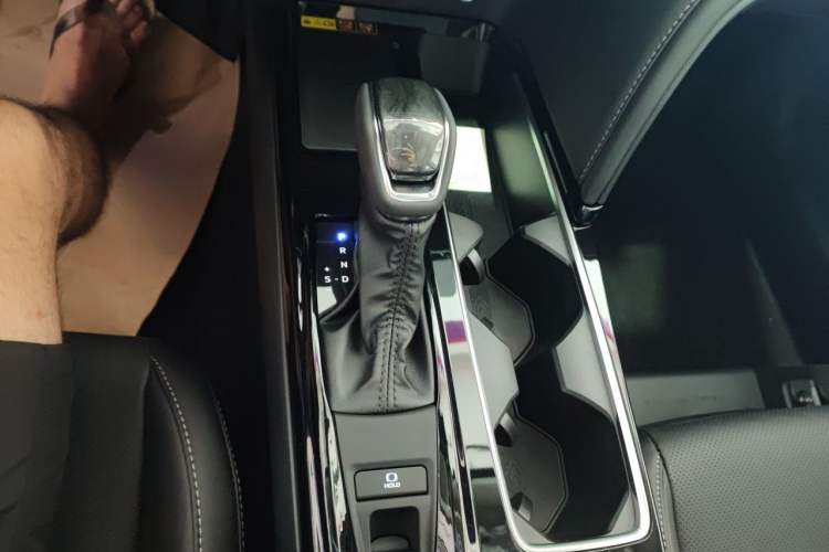 Used Toyota Camry 2026 Model Dual-Engine 2.0HGVP Luxury Edition Gear Lever
