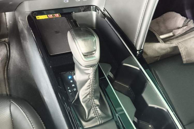 Used Toyota Camry 2026 Model Dual-Engine 2.0HGVP Luxury Edition Gear Lever