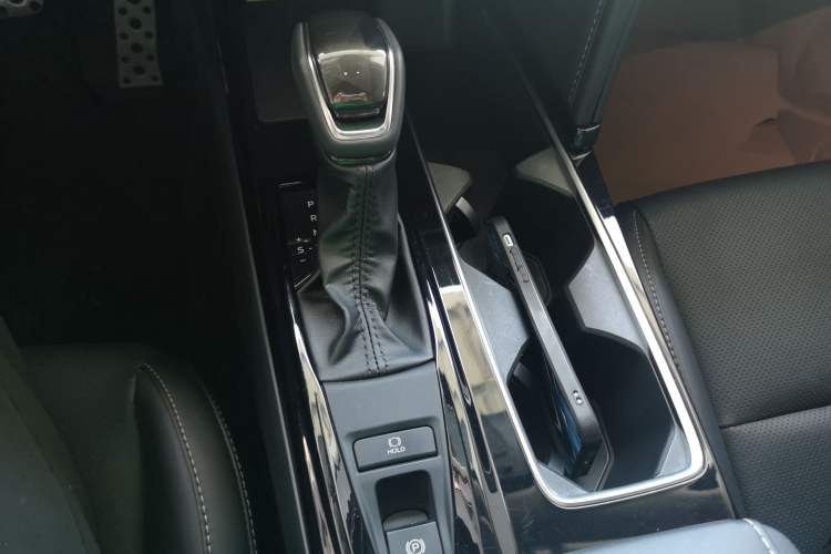 Used Toyota Camry 2026 Model Dual-Engine 2.0HSE Sport Lite Edition Gear Lever