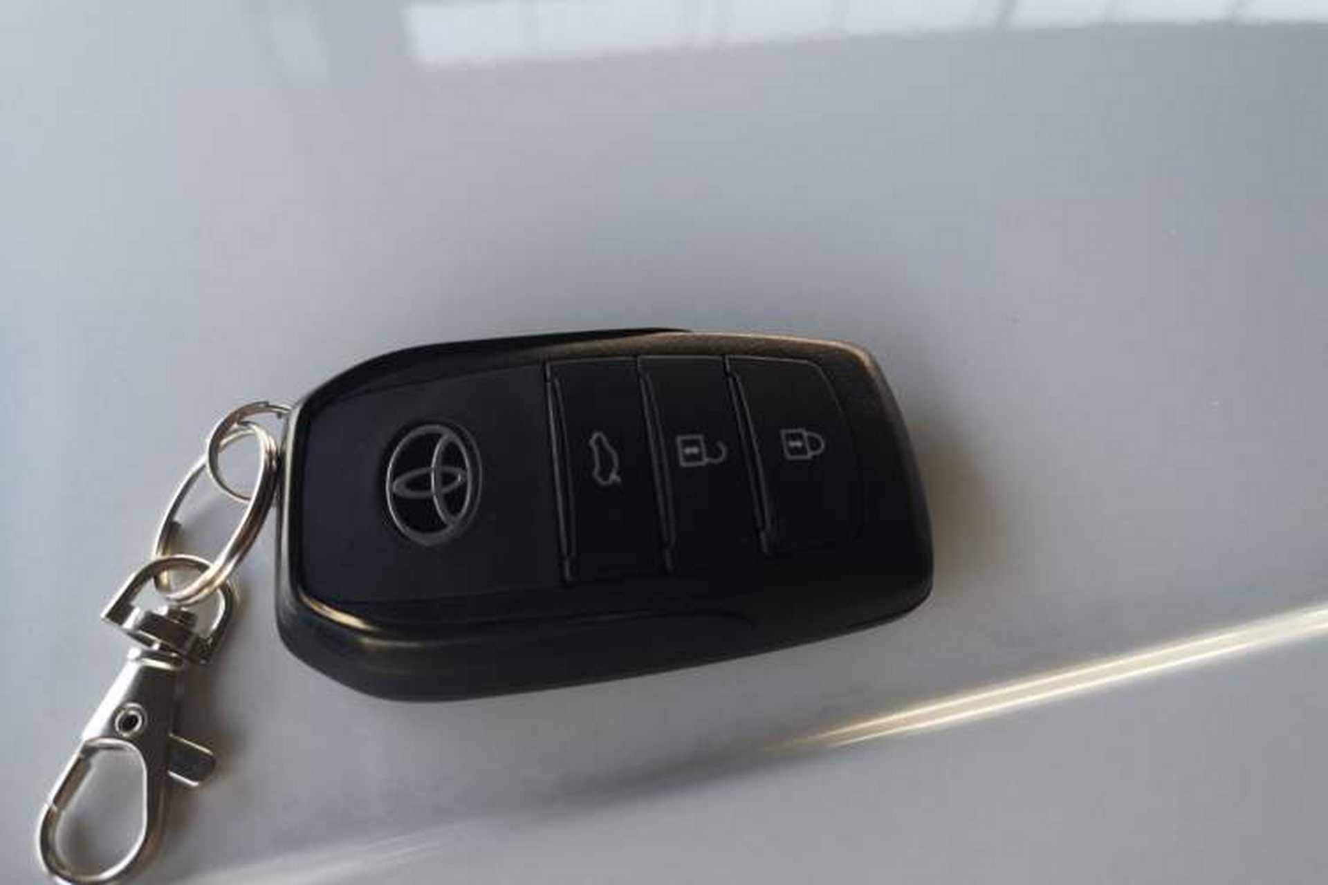 Used Toyota Camry 2026 Model Dual-Engine 2.0HSE Sport Lite Edition Interior 1