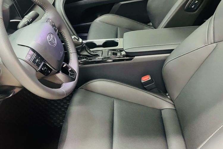 Used Toyota Camry 2026 Model Dual-Engine 2.0HSE Sport Lite Edition Interior 5