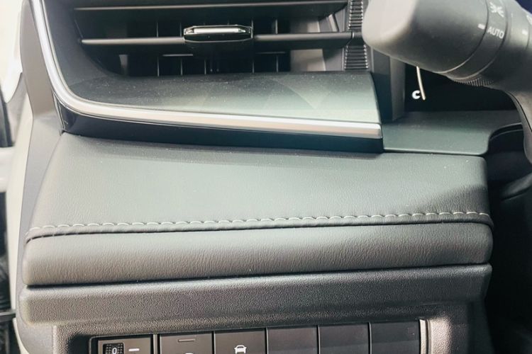 Used Toyota Camry 2026 Model Dual-Engine 2.0HSE Sport Lite Edition Interior 8