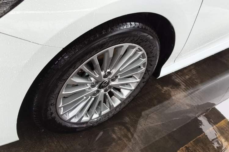 Used Toyota Camry 2026 Model Dual-Engine 2.0HGVP Luxury Edition Left Front Wheel Hub