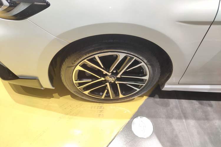 Used Toyota Camry 2026 Model Dual-Engine 2.0HSE Sport Lite Edition Left Front Wheel Hub