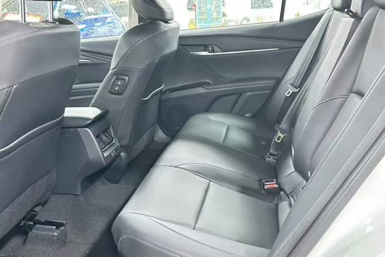 Used Toyota Camry 2026 Model Dual-Engine 2.0HSE Sport Lite Edition Left Rear Seat