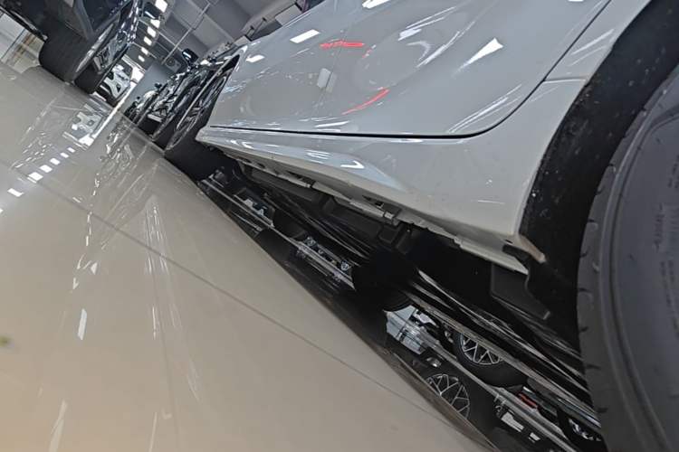 Used Toyota Camry 2026 Model Dual-Engine 2.0HSE Sport Lite Edition Left Side Sill