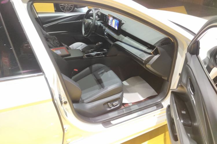 Used Toyota Camry 2026 Model Dual-Engine 2.0HSE Sport Lite Edition Right Front Seat