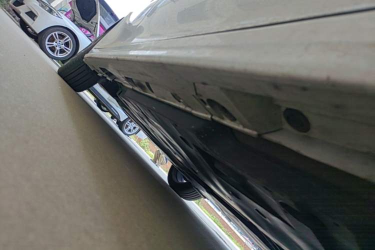 Used Toyota Camry 2026 Model Dual-Engine 2.0HSE Sport Lite Edition Right Side Sill