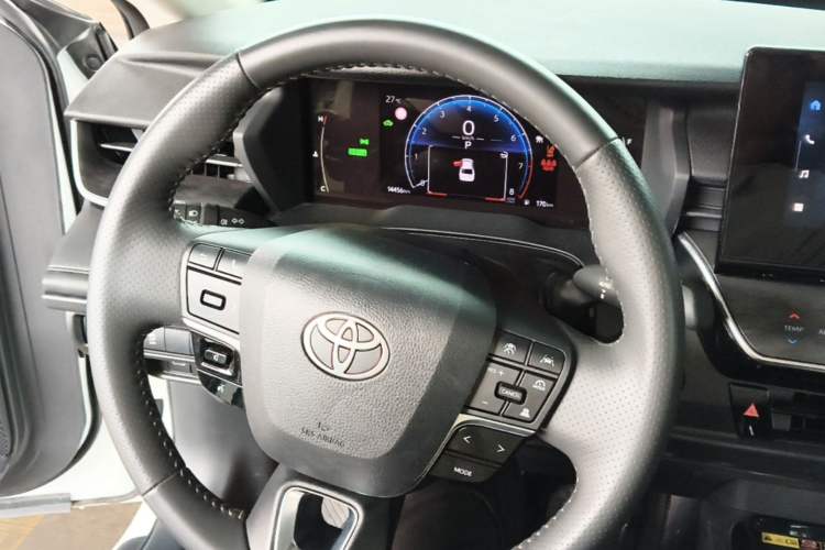 Used Toyota Camry 2026 Model Dual-Engine 2.0HGVP Luxury Edition Steering Wheel