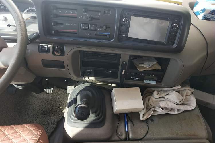 Used Toyota Coaster 2013 2.7L Gasoline Premium Version 20-Seater 3TR Audio And AC Panel