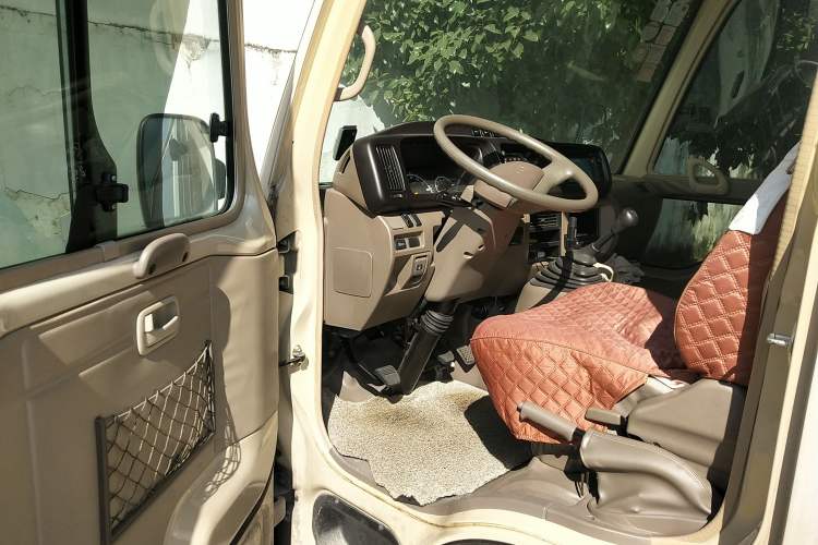 Used Toyota Coaster 2013 2.7L Gasoline Premium Version 20-Seater 3TR Driver Seat