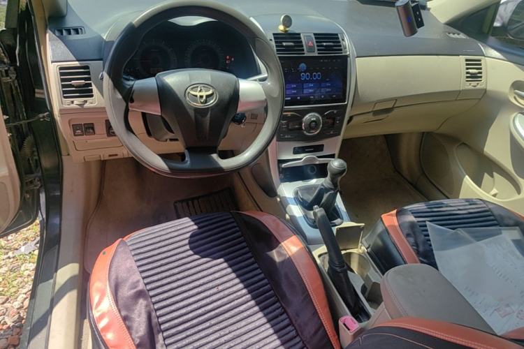 Used Toyota Corolla 2011 1.6L Manual GL Sunroof Edition Center Console