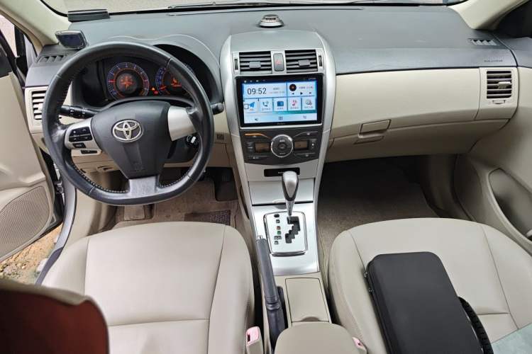 Used Toyota Corolla 2011 1.8L CVT GLX-i Center Console