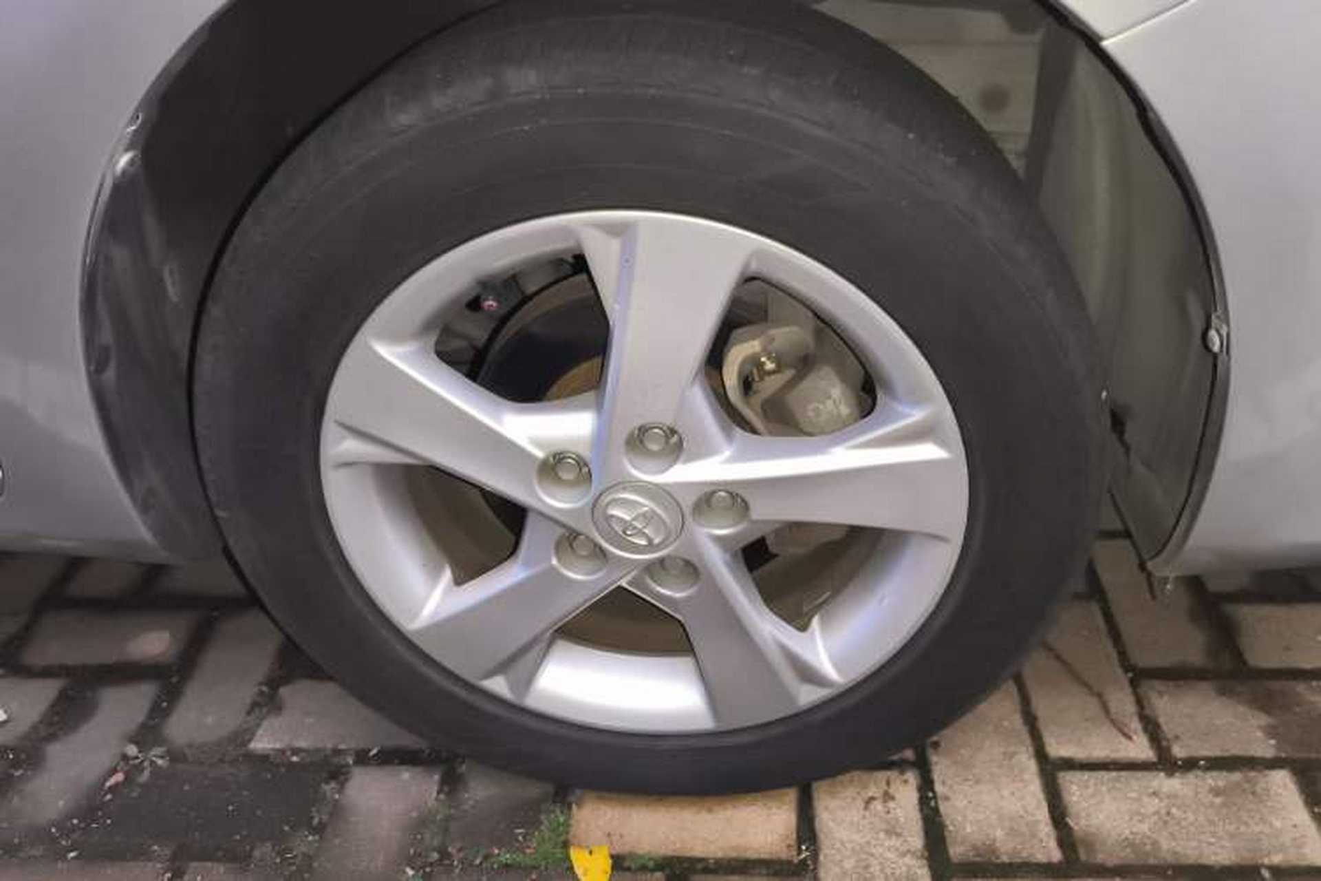 Used Toyota Corolla 2011 1.8L CVT GL-i Right Front Wheel Hub