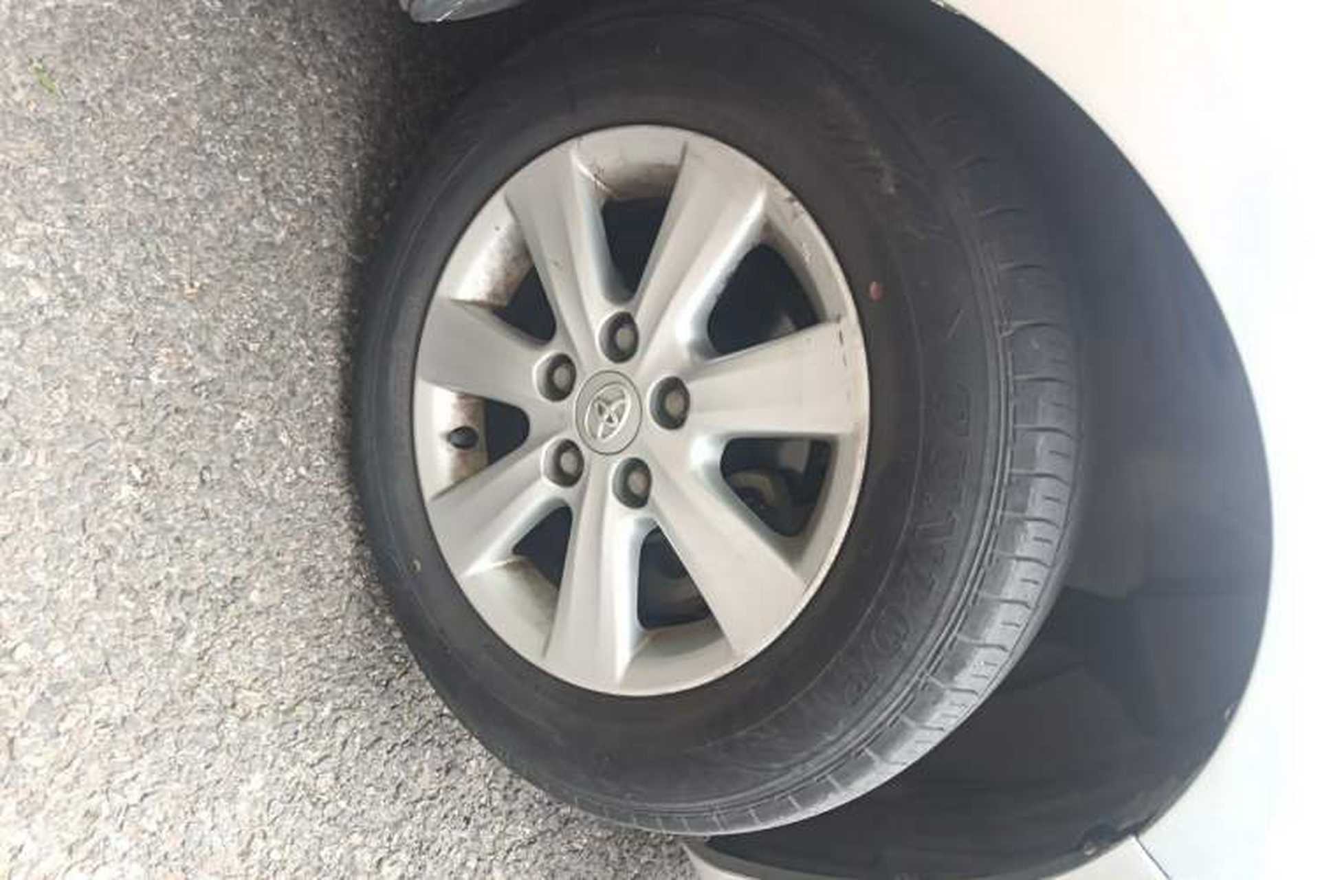 Used Toyota Corolla 2011 1.6L Automatic GL Sunroof Version Right Front Wheel Hub