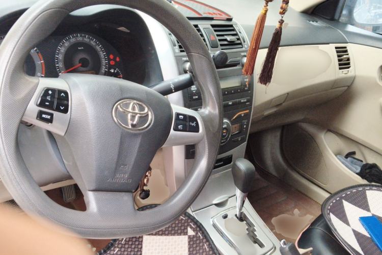 Used Toyota Corolla 2011 1.6L Automatic GL Sunroof Version Center Console