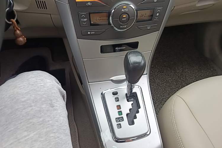 Used Toyota Corolla 2011 1.8L CVT GL-i Gear Lever