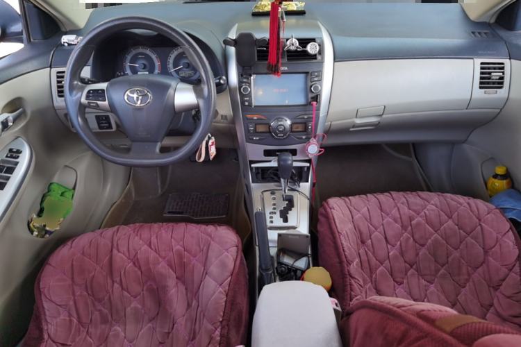 Used Toyota Corolla 2012 Luxurious Edition 1.6L Automatic GL Center Console