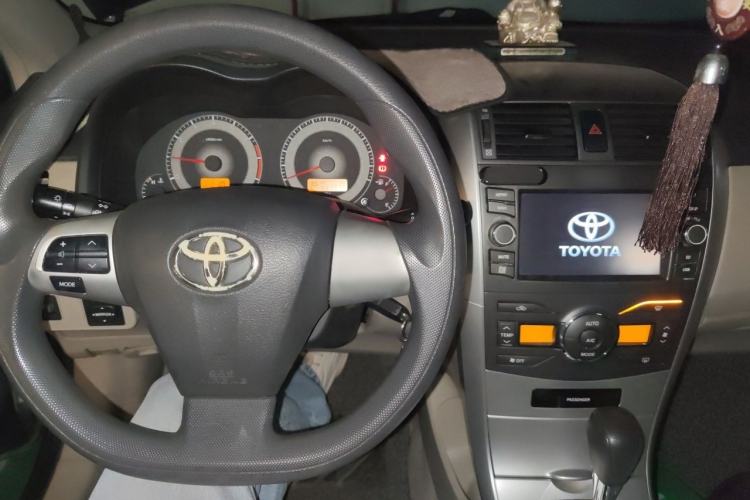 Used Toyota Corolla 2012 Luxurious Edition 1.6L Automatic GL Center Console
