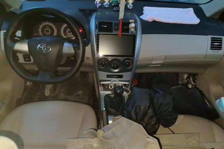 Used Toyota Corolla 2012 Luxurious Edition 1.6L Manual GL Center Console