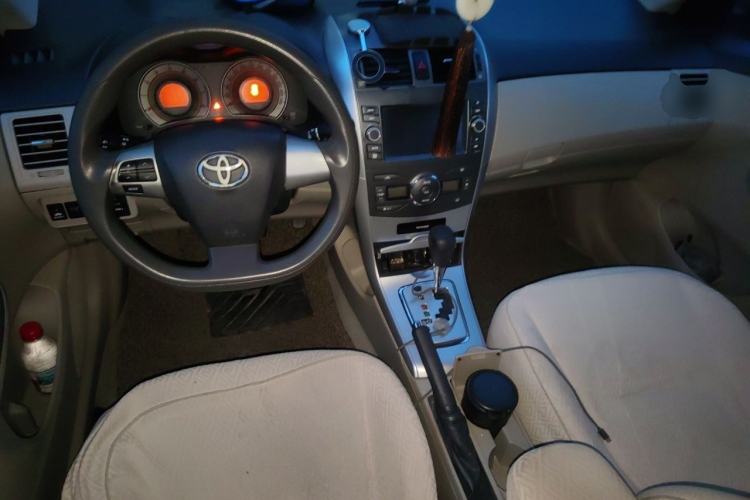Used Toyota Corolla 2012 Luxurious Edition 1.8L CVT GL-i Center Console