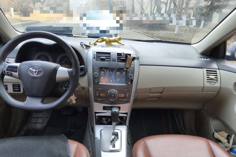 Used Toyota Corolla 2012 Luxurious Edition 1.6L Automatic GL Center Console