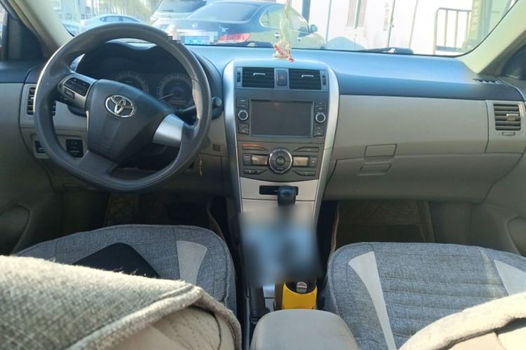 Used Toyota Corolla 2012 Luxurious Edition 1.6L Automatic GL Center Console