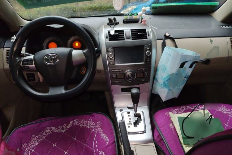Used Toyota Corolla 2012 Luxurious Edition 1.8L CVT GL-i Center Console