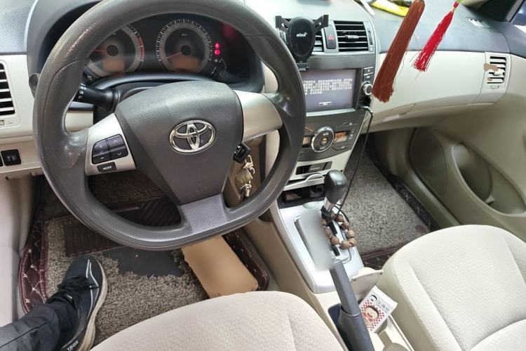 Used Toyota Corolla 2012 Luxurious Edition 1.6L Automatic GL Center Console