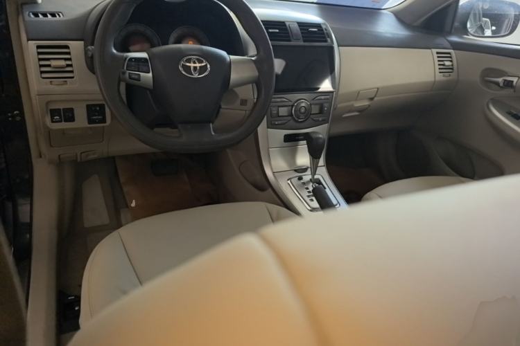 Used Toyota Corolla 2012 Luxurious Edition 1.8L CVT GL-i Center Console