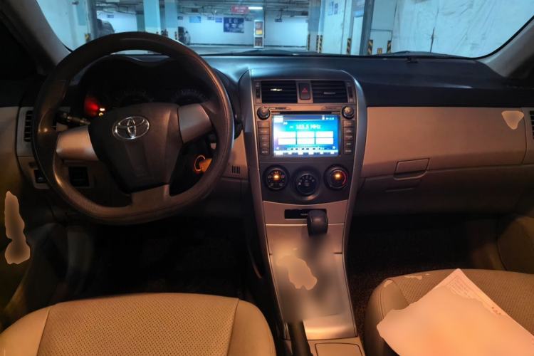 Used Toyota Corolla 2012 Luxurious Edition 1.6L Automatic GL Center Console