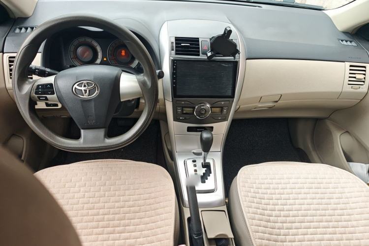 Used Toyota Corolla 2012 Luxurious Edition 1.8L CVT GL-i Center Console
