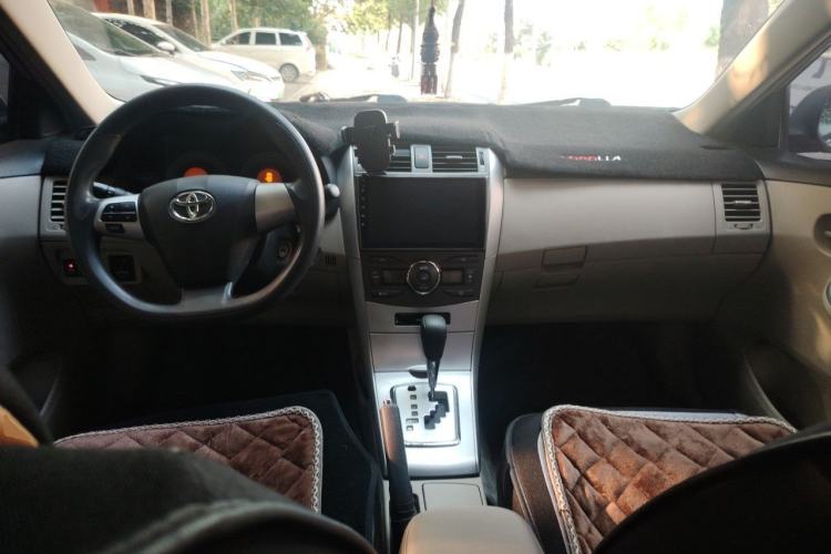 Used Toyota Corolla 2012 Luxurious Edition 1.8L CVT GL-i Center Console