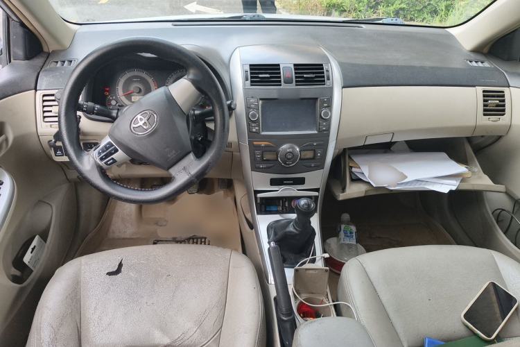 Used Toyota Corolla 2012 Luxurious Edition 1.6L Manual GL Center Console