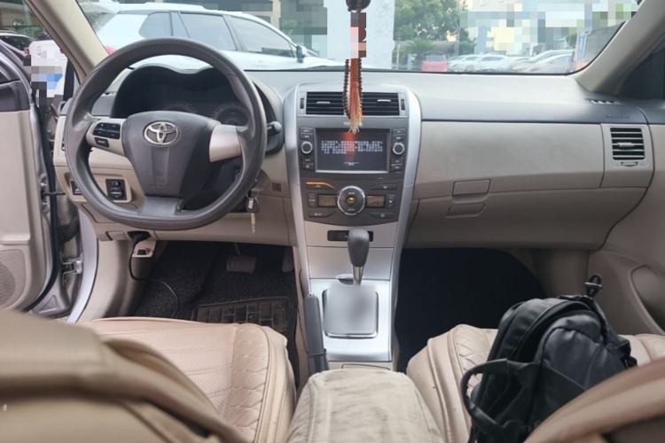 Used Toyota Corolla 2012 Luxurious Edition 1.6L Automatic GL Center Console