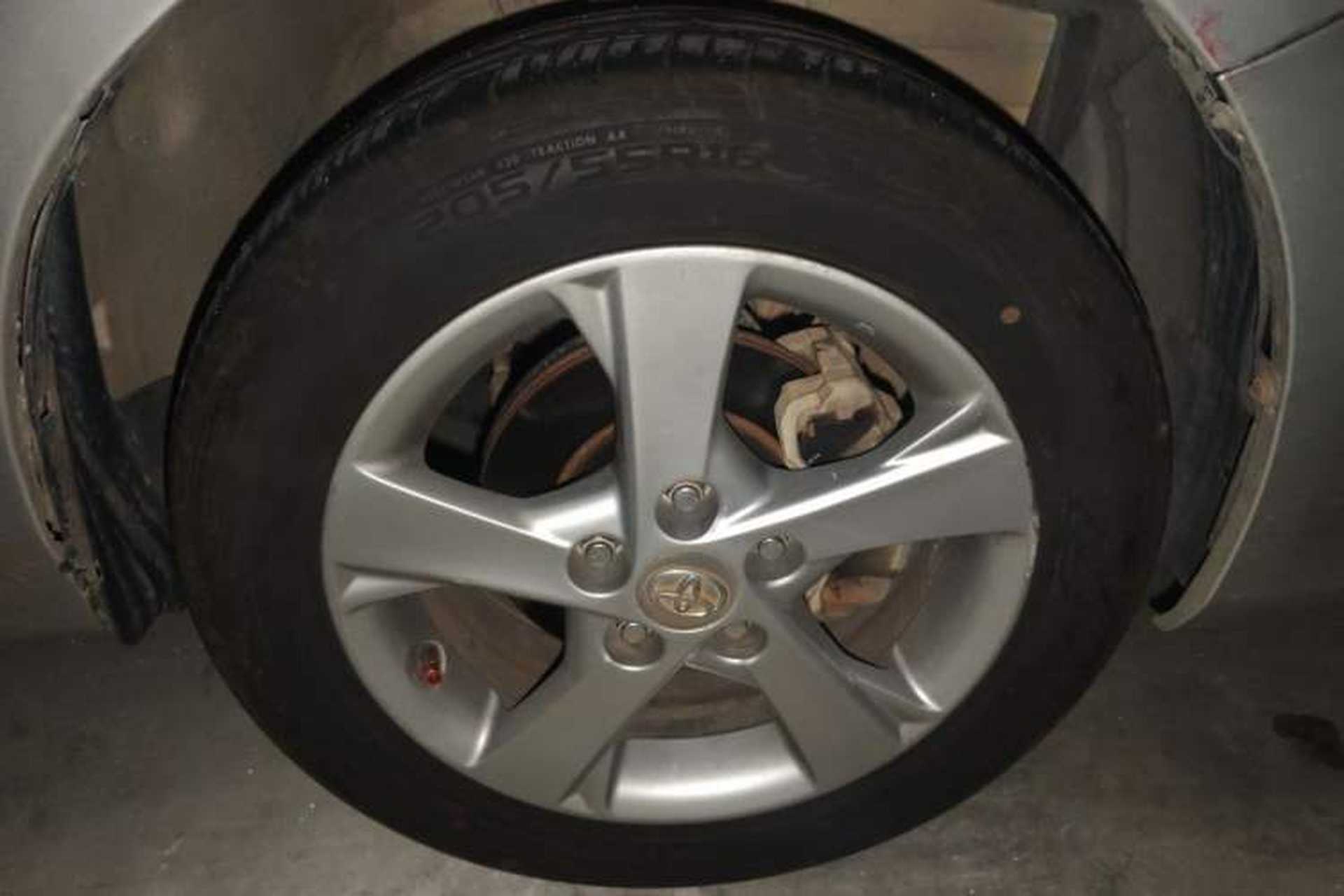 Used Toyota Corolla 2012 Luxurious Edition 1.8L CVT GL-i Right Front Wheel Hub