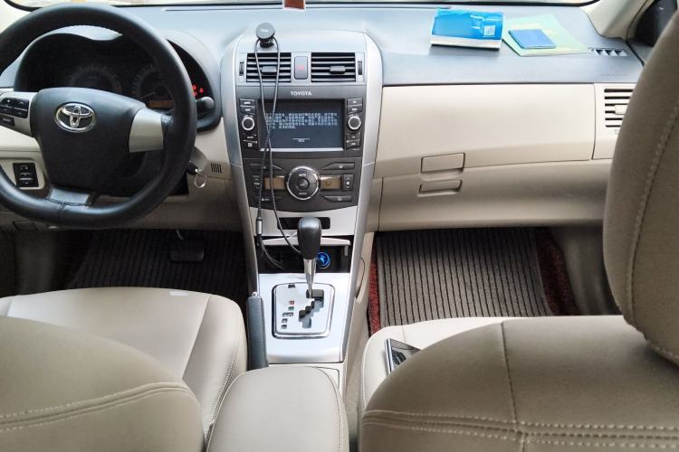 Used Toyota Corolla 2012 Luxurious Edition 1.6L Automatic GL Center Console