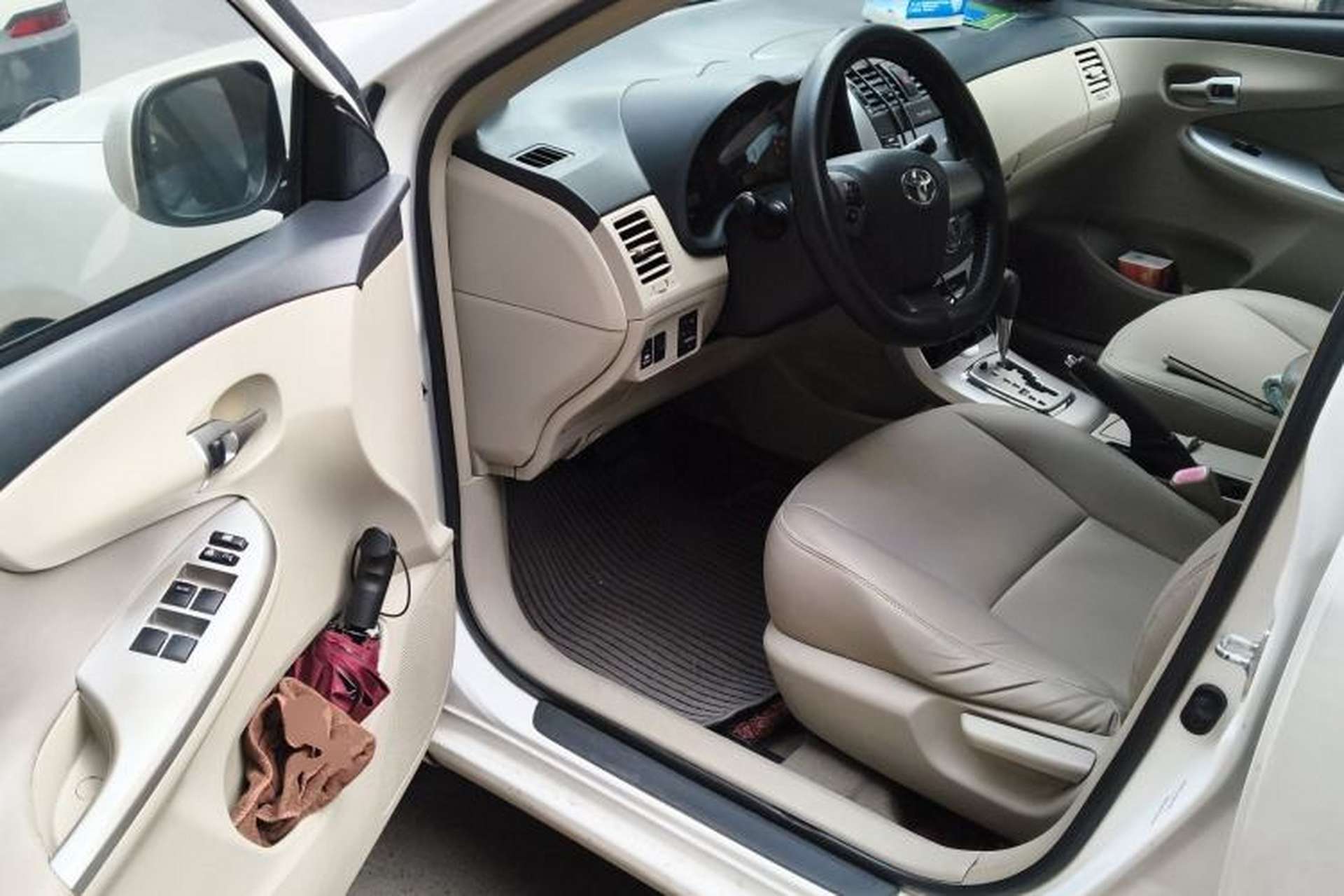 Used Toyota Corolla 2012 Luxurious Edition 1.6L Automatic GL Driver Seat