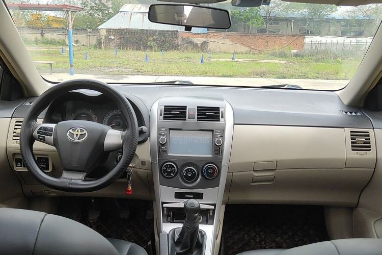 Used Toyota Corolla 2013 Special Edition 1.6L Manual Cool GL Model Center Console