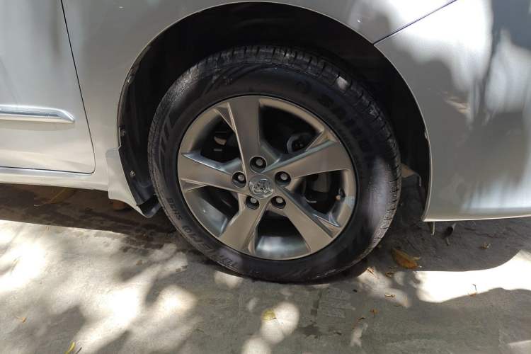 Used Toyota Corolla 2013 Special Edition 1.8L Manual - Cool Version GL-i Right Front Wheel Hub