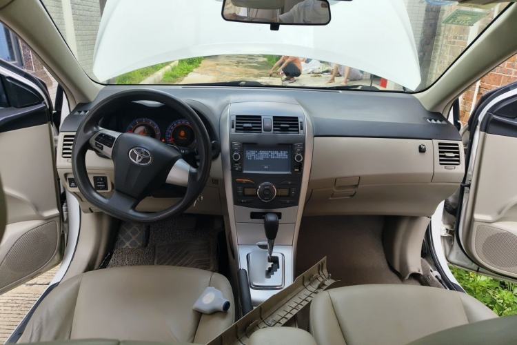 Used Toyota Corolla 2013 Special Edition 1.8L CVT ZhiKu GL-i Center Console