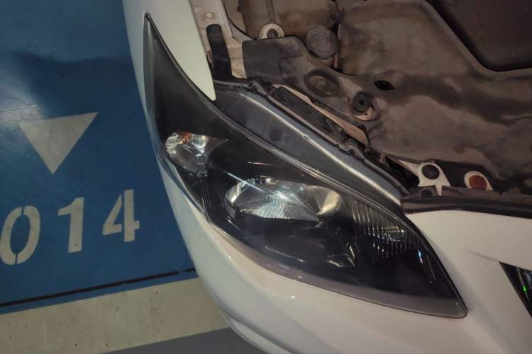 Used Toyota Corolla 2013 Special Edition 1.8L CVT ZhiKu GL-i Right Front Headlight