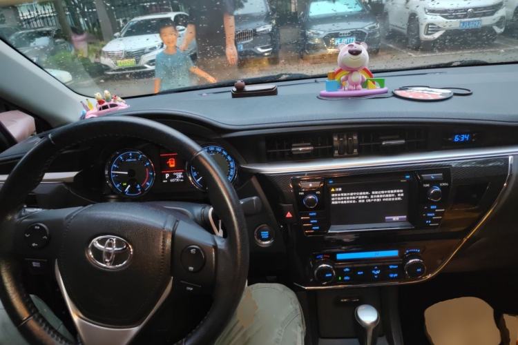 Used Toyota Corolla 2014 1.6L CVT GLX-i Center Console