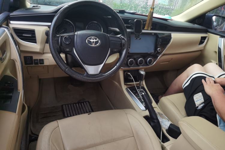 Used Toyota Corolla 2014 1.6L CVT GL-i Leather Edition Center Console