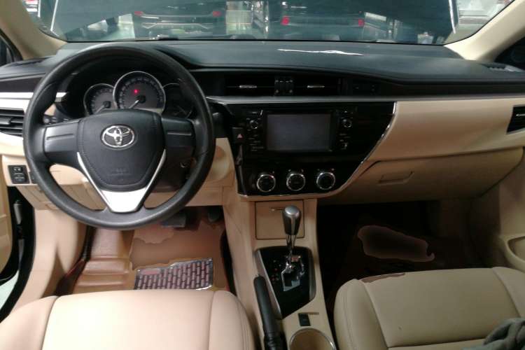 Used Toyota Corolla 2014 1.6L CVT GL Center Console