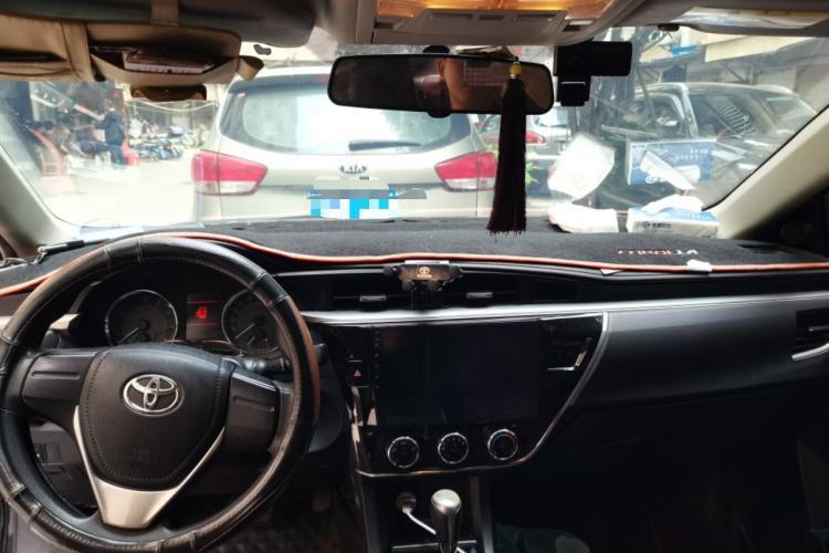 Used Toyota Corolla 2014 1.6L CVT GL-i Center Console