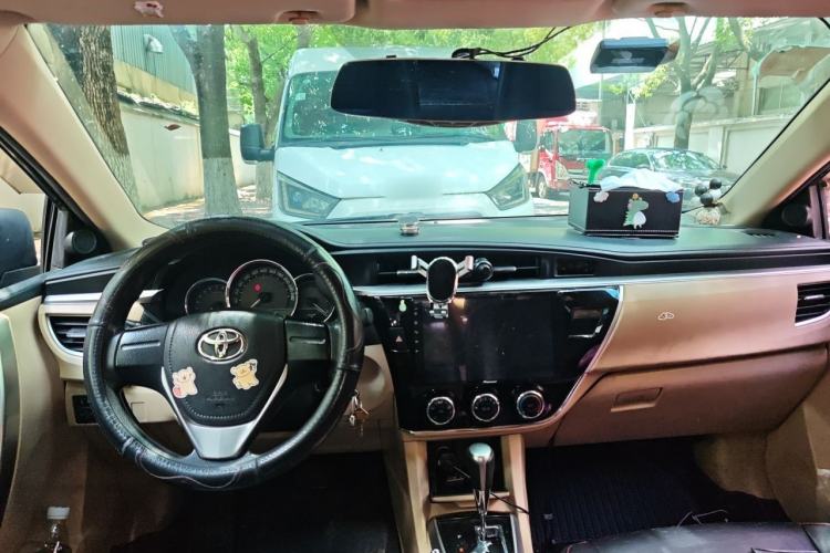 Used Toyota Corolla 2014 1.6L CVT GL Center Console