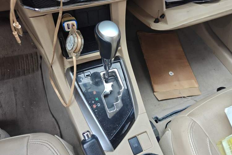 Used Toyota Corolla 2014 1.6L CVT GL-i Leather Edition Gear Lever