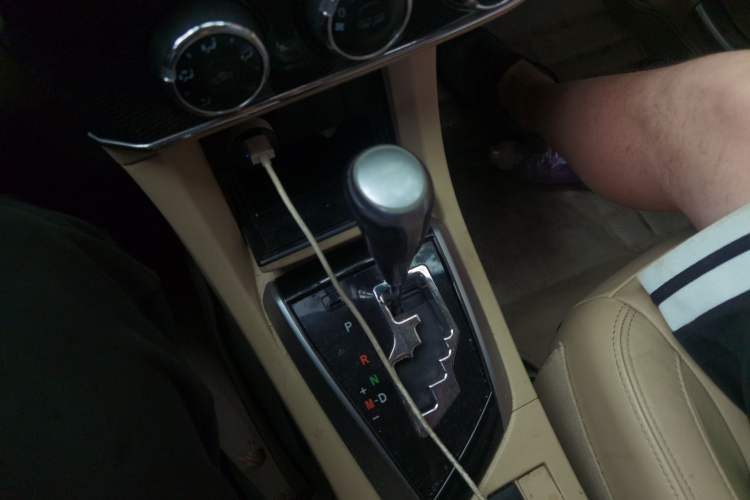 Used Toyota Corolla 2014 1.6L CVT GL-i Leather Edition Gear Lever